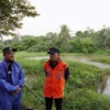 Pj Wali Kota Bogor, Hery Antasari didampingi Camat Tanah Sareal, Adhitya Bhuana saat meninjau titik rawan banjir. (Yudha Prananda / Jabar Ekspres)