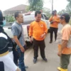 Kalak BPBD Kabupaten Sumedang, Atang Sutarno bersama Anggota DPRD Dapil 5 (Jatinangor-Cimanggung) saat lakukan mitigasi bencana dengan meninjau titik lokasi rawan longsor. (Jabar Ekspres)