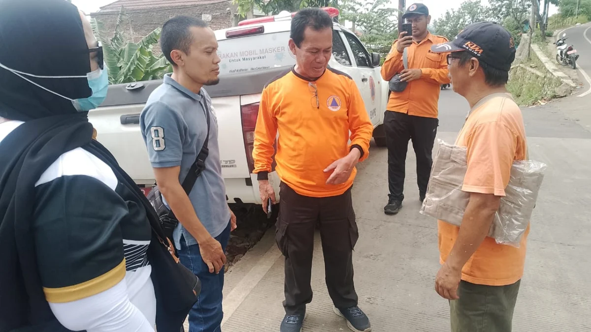 Kalak BPBD Kabupaten Sumedang, Atang Sutarno bersama Anggota DPRD Dapil 5 (Jatinangor-Cimanggung) saat lakukan mitigasi bencana dengan meninjau titik lokasi rawan longsor. (Jabar Ekspres)