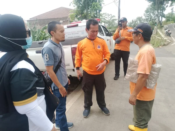 Kalak BPBD Kabupaten Sumedang, Atang Sutarno bersama Anggota DPRD Dapil 5 (Jatinangor-Cimanggung) saat lakukan mitigasi bencana dengan meninjau titik lokasi rawan longsor. (Jabar Ekspres)