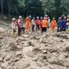 Tim SAR Gabungan dari Basarnas Kantor SAR Bandung dan Kantor SAR Jakarta dikerahkan untuk mencari dua korban hilang tertimbun longsor di Kecamatan Tegal Buleud, Kabupaten Sukabumi.