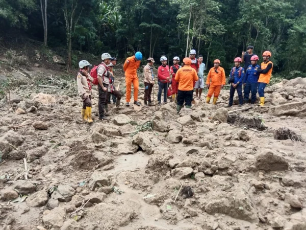 Tim SAR Gabungan dari Basarnas Kantor SAR Bandung dan Kantor SAR Jakarta dikerahkan untuk mencari dua korban hilang tertimbun longsor di Kecamatan Tegal Buleud, Kabupaten Sukabumi.