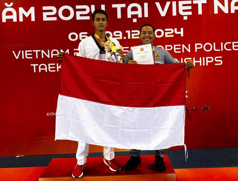 Anggota Samapta Polresta Bogor Kota, Bripda Salim Azhar meraih medali emas dalam kejuaraan Police Taekwondo di Vietnam. (Yudha Prananda / Istimewa)