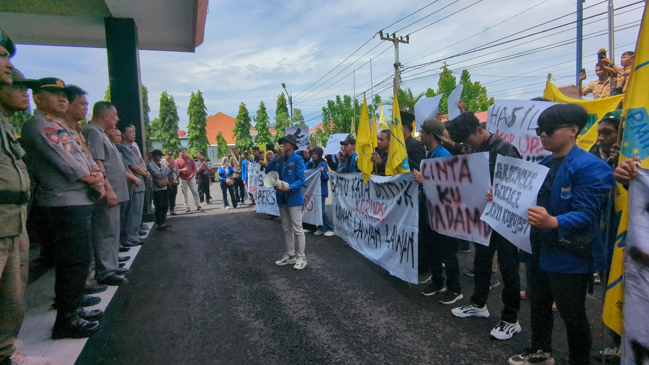 PMII Cabang Kota Banjar menggelar aksi di depan gedung DPRD Banjar dalam rangka hari anti korupsi se Dunia, Senin 9 Desember 2024. (Cecep Herdi/Jabar Ekspres)