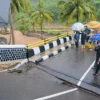 Ist. Pj Gubernur Jabar, Bey Machmudin saat tinjau jembatan penghubung usai diterjang banjir di Sukabumi. Dok Humas Jabar.