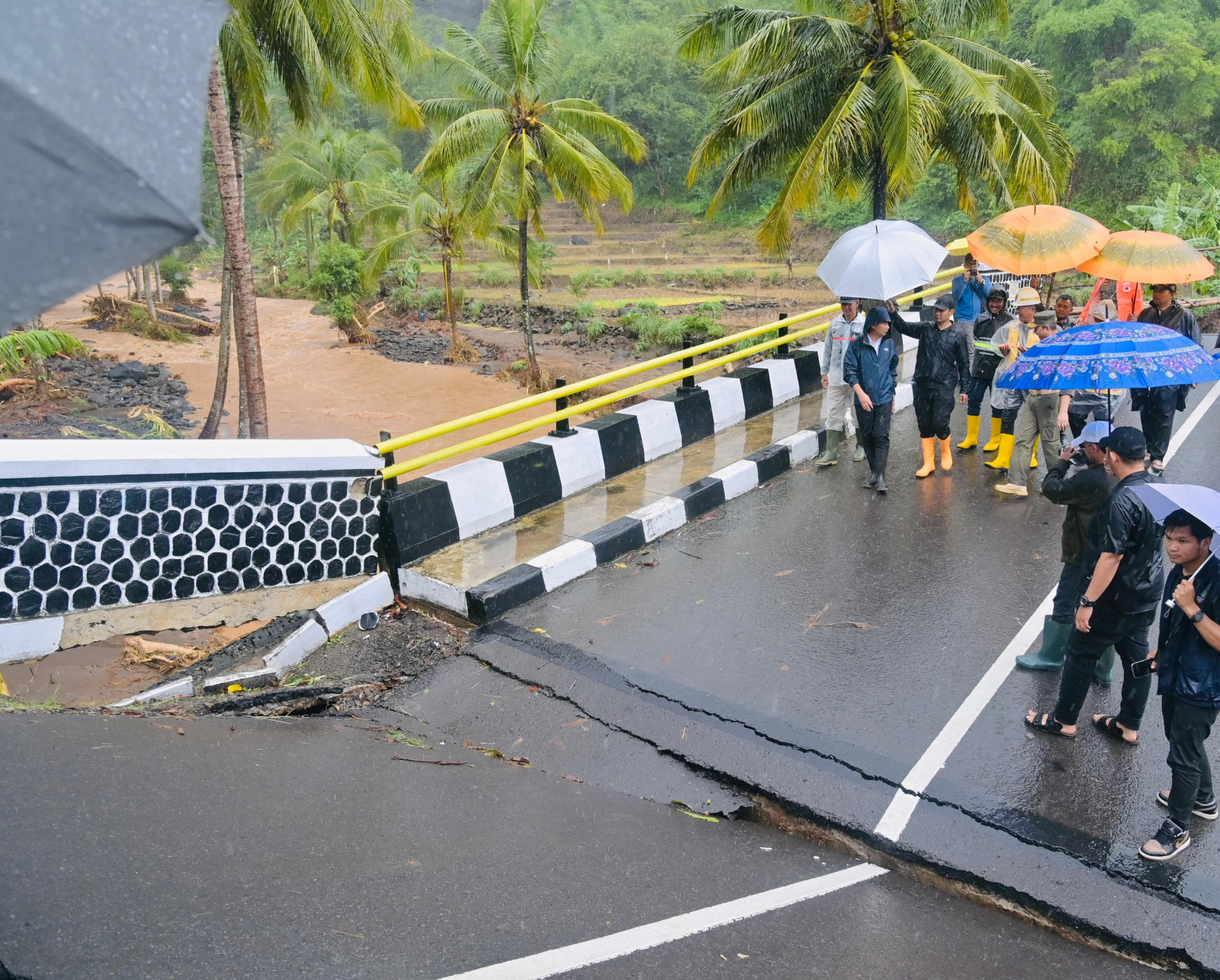 Ist. Pj Gubernur Jabar, Bey Machmudin saat tinjau jembatan penghubung usai diterjang banjir di Sukabumi. Dok Humas Jabar.