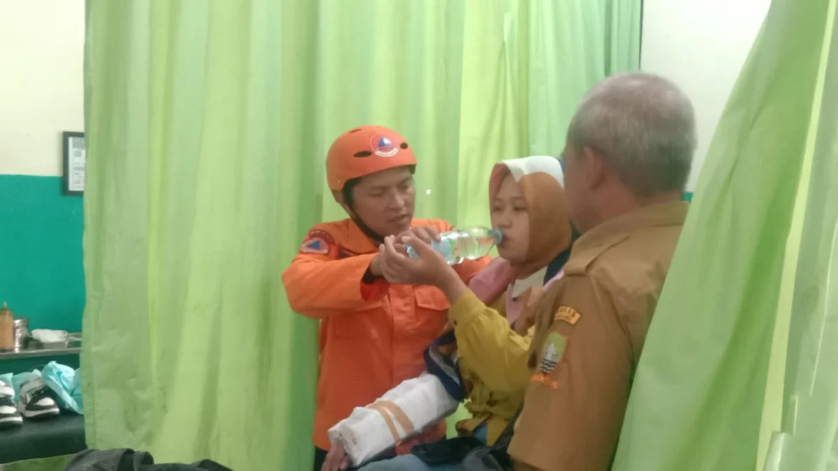 4 Orang Tertimpa Pohon Tumbang di Jalan Bandung-Sumedang