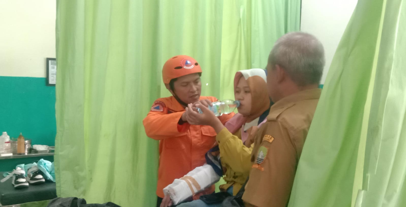 4 Orang Tertimpa Pohon Tumbang di Jalan Bandung-Sumedang