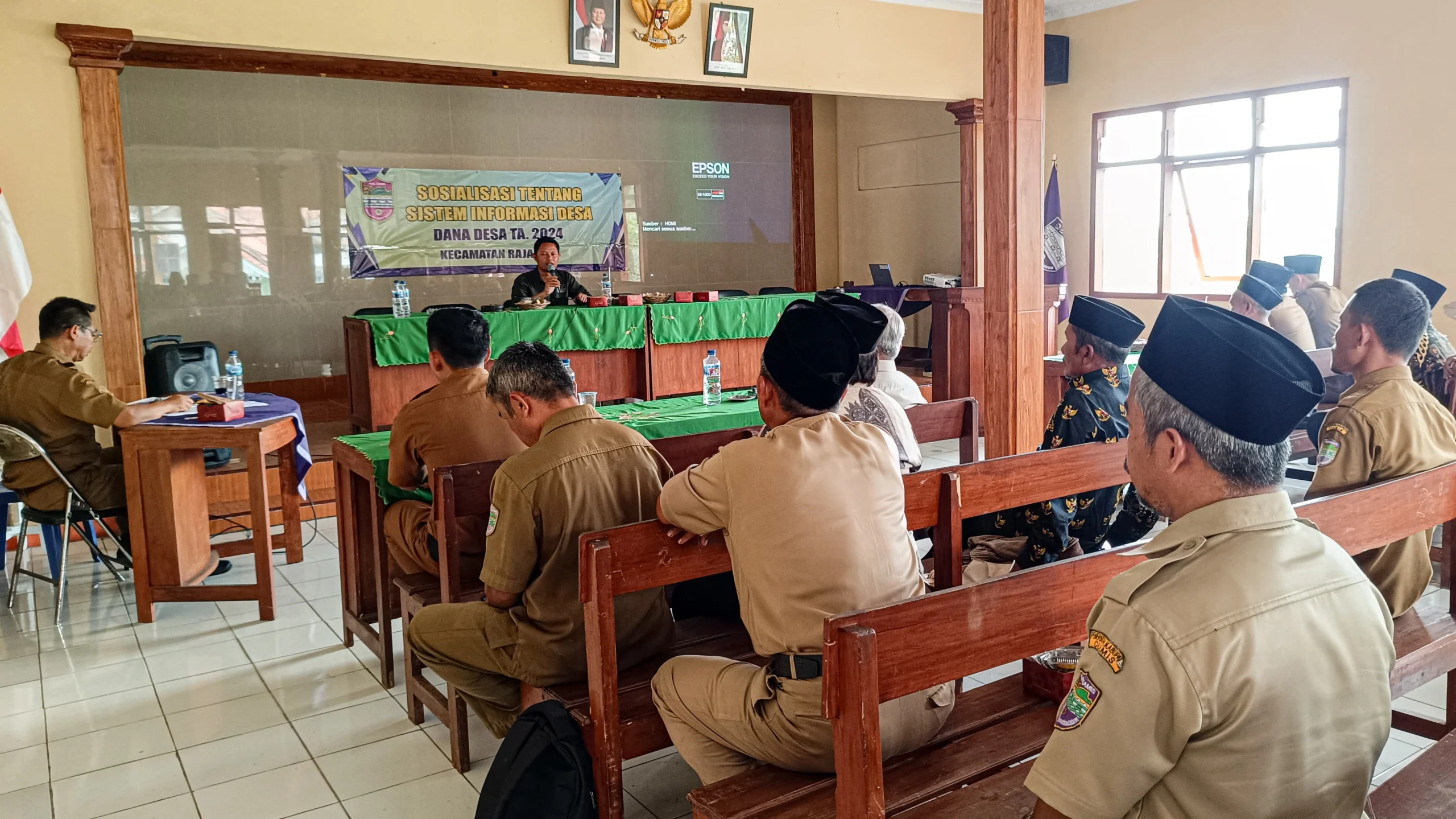 Puluhan perangkat desa dari 11 desa yang ada di Kecamatan Rajadesa, Kabupaten Ciamis, Jawa Barat, mengikuti sosialisasi tentang Sistem Informasi Desa (SID) di Aula Desa Purwaraja