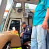 Petugas dinas perhubungan Bandung Barat saat memeriksa bus pariwisata di Cikole Lembang. Senin (9/12). Dok Jabar Ekspres