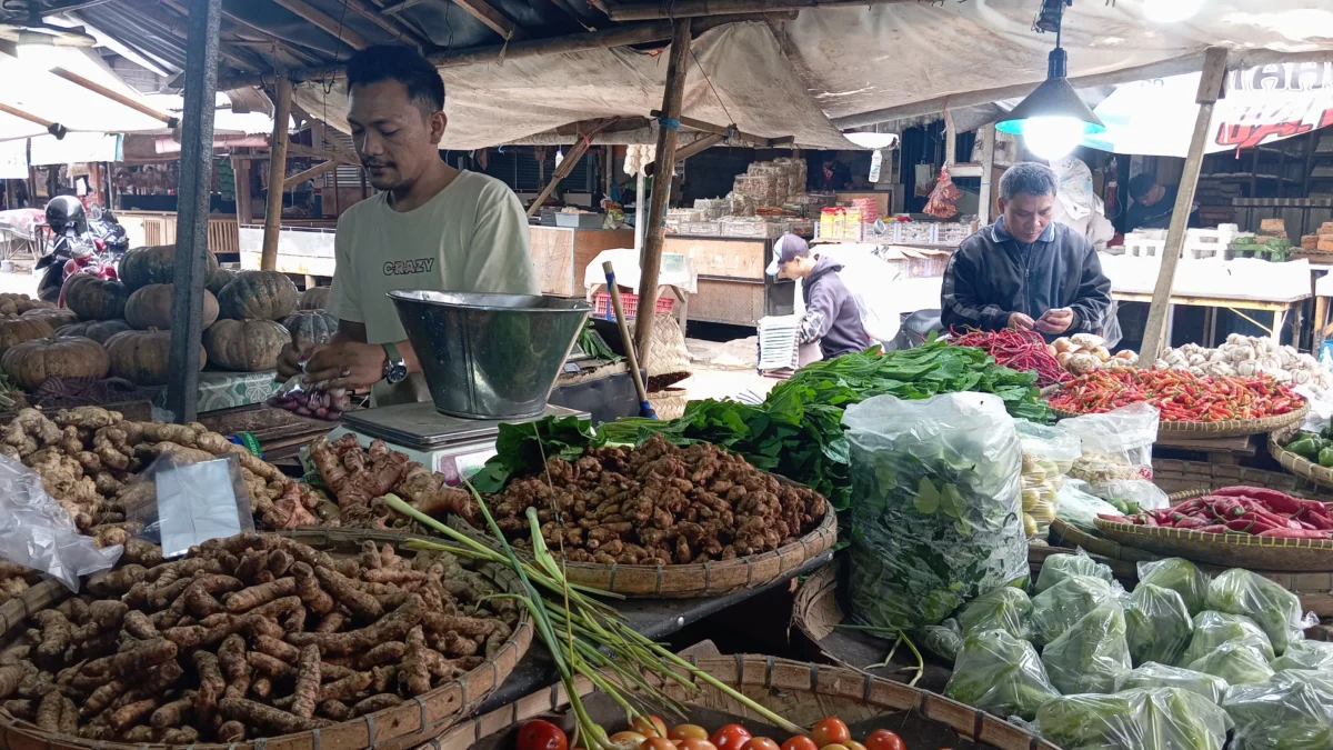 Aktivitas jual beli para pedagang di Pasar Induk Gedebage, Kota Bandung. (Nizar/Jabar Ekspres).