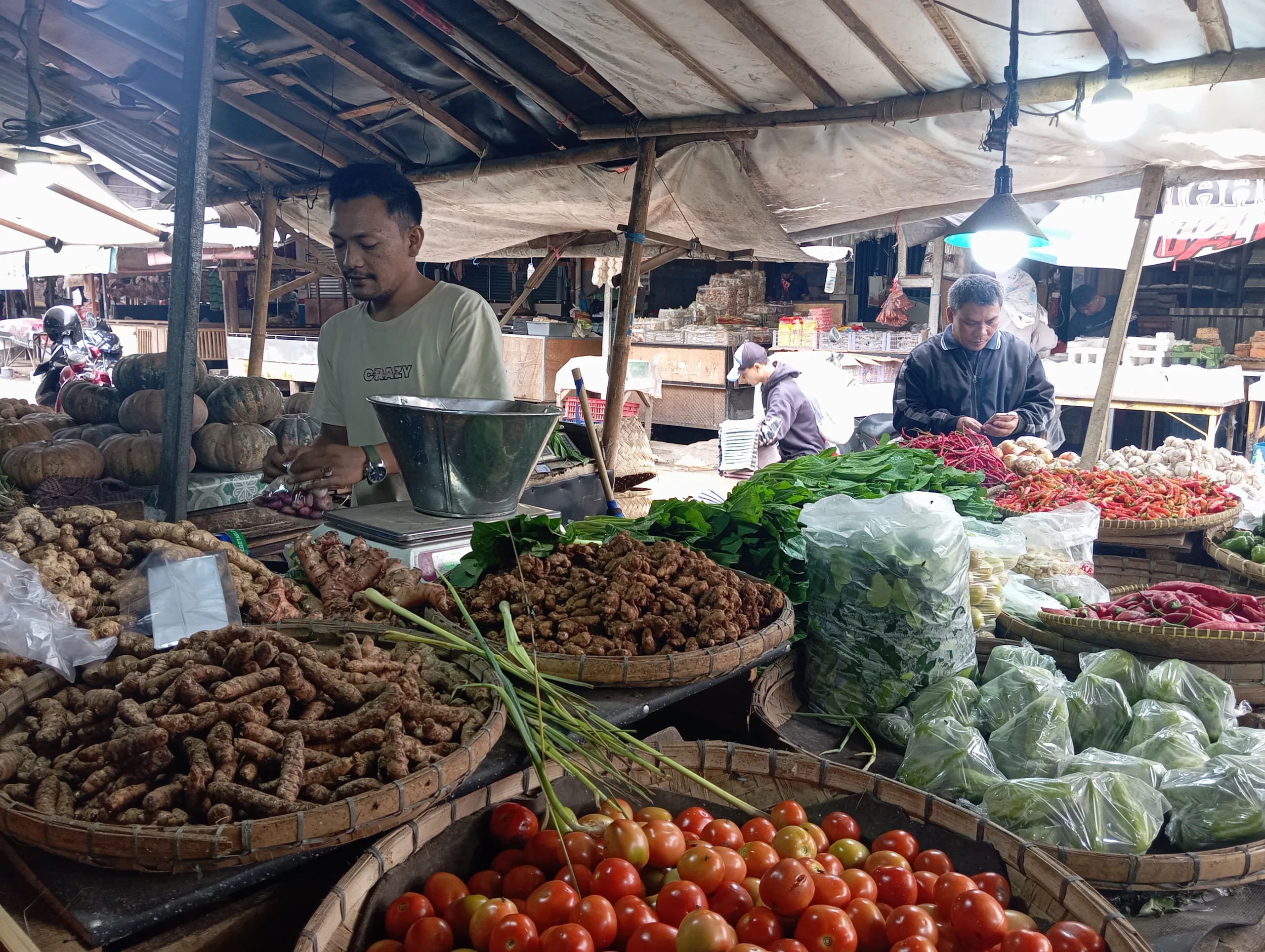 Aktivitas jual beli para pedagang di Pasar Induk Gedebage, Kota Bandung. (Nizar/Jabar Ekspres).