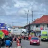 Petugas gabungan saat memasang water barrier semi bundaran di persimpangan Padalarang, Bandung Barat. Selasa (10/12). Dok Jabar Ekspres