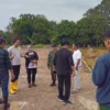 Anggota DPRD Kabupaten Sumedang, Asep Kurnia (sepatu kuning) bersama Pemdes dan Bhabinsa Sindangpakuon saat meninjau lokasi terdampak banjir di area Dusun Cikalama RW10.