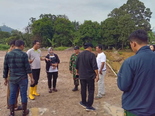 Anggota DPRD Kabupaten Sumedang, Asep Kurnia (sepatu kuning) bersama Pemdes dan Bhabinsa Sindangpakuon saat meninjau lokasi terdampak banjir di area Dusun Cikalama RW10.