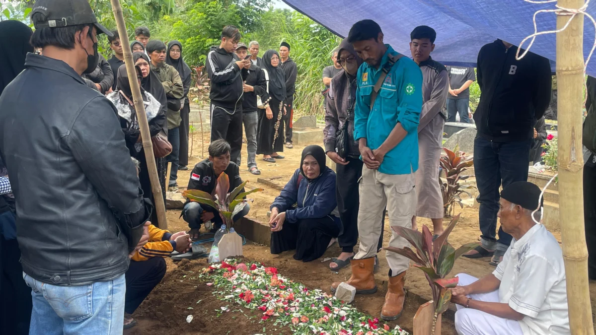 Jenazah Fathir dimakamkan pada Selasa (10/12) pukul 10.00 WIB di Pemakaman Assalaam 2-Ciseah, Desa Cilampeni, Kecamatan Katapang, Kabupaten Bandung. Foto Agi