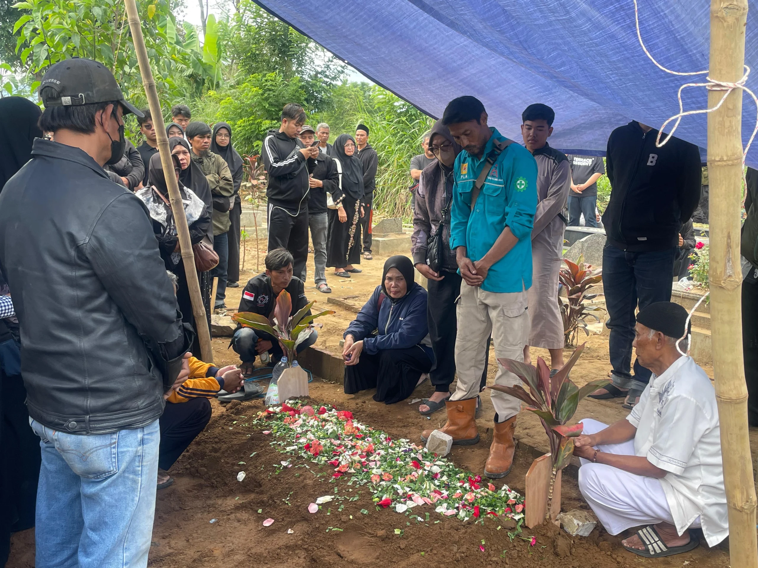 Jenazah Fathir dimakamkan pada Selasa (10/12) pukul 10.00 WIB di Pemakaman Assalaam 2-Ciseah, Desa Cilampeni, Kecamatan Katapang, Kabupaten Bandung. Foto Agi