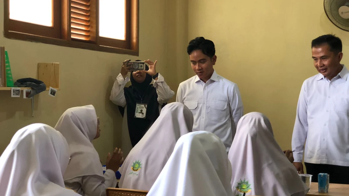 Wapres Gibran Rakabuming Raka saat meninjau program makan bergizi gratis di Muhammadiyah Boarding Scholl, Bogor, Rabu (11/12). (Foto: Sandika Fadilah / Jabar Ekspres)