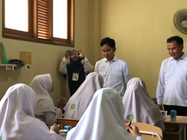 Wapres Gibran Rakabuming Raka saat meninjau program makan bergizi gratis di Muhammadiyah Boarding Scholl, Bogor, Rabu (11/12). (Foto: Sandika Fadilah / Jabar Ekspres)