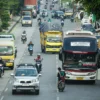 Ilustrasi transportasi umum: Arus lalu lintas di area Jalan Raya Bandung-Garut, Kabupaten Bandung, Provinsi Jawa Barat. (Jabar Ekspres)