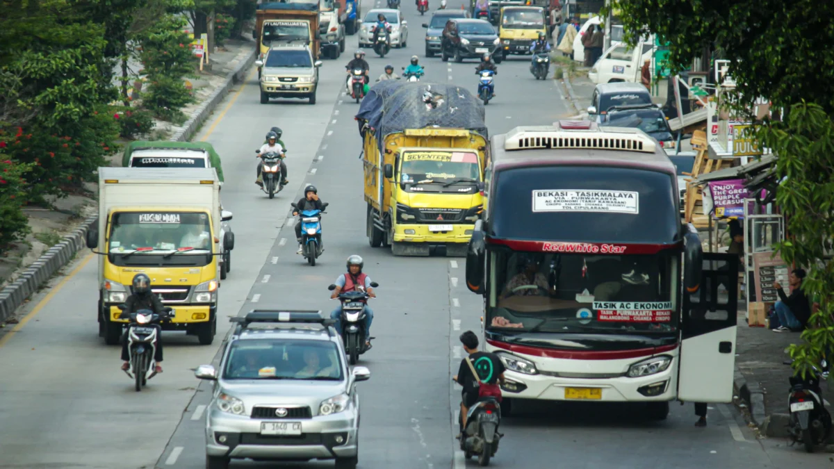 Ilustrasi transportasi umum: Arus lalu lintas di area Jalan Raya Bandung-Garut, Kabupaten Bandung, Provinsi Jawa Barat. (Jabar Ekspres)