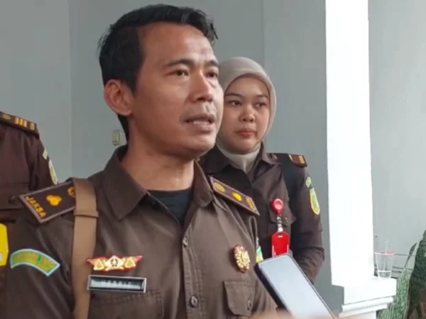 Kasi Pidsus Kejaksaan Negeri Ciamis, Herry Triyadi saat diwawancara awak media belum lama ini. (Cecep Herdi/Jabar Ekspres)