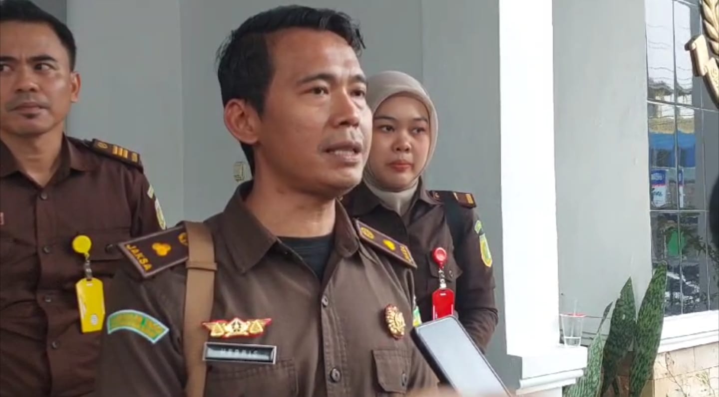 Kasi Pidsus Kejaksaan Negeri Ciamis, Herry Triyadi saat diwawancara awak media belum lama ini. (Cecep Herdi/Jabar Ekspres)