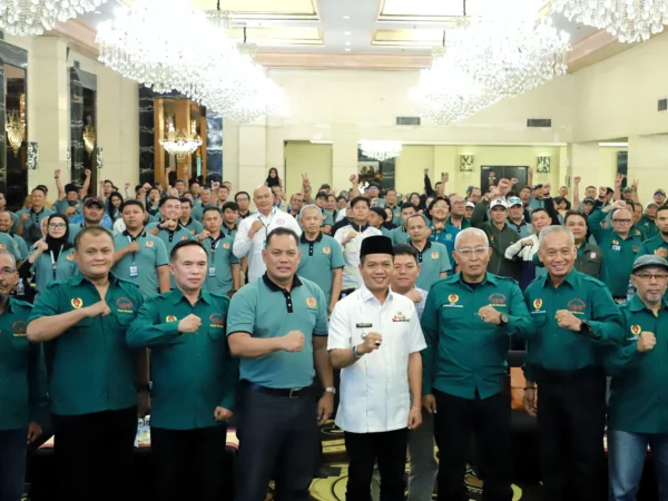 Bupati Bandung Dadang Supriatna berfoto bersama jajaran KONI Kabupaten Bandung beberapa waktu. Foto Istimewa