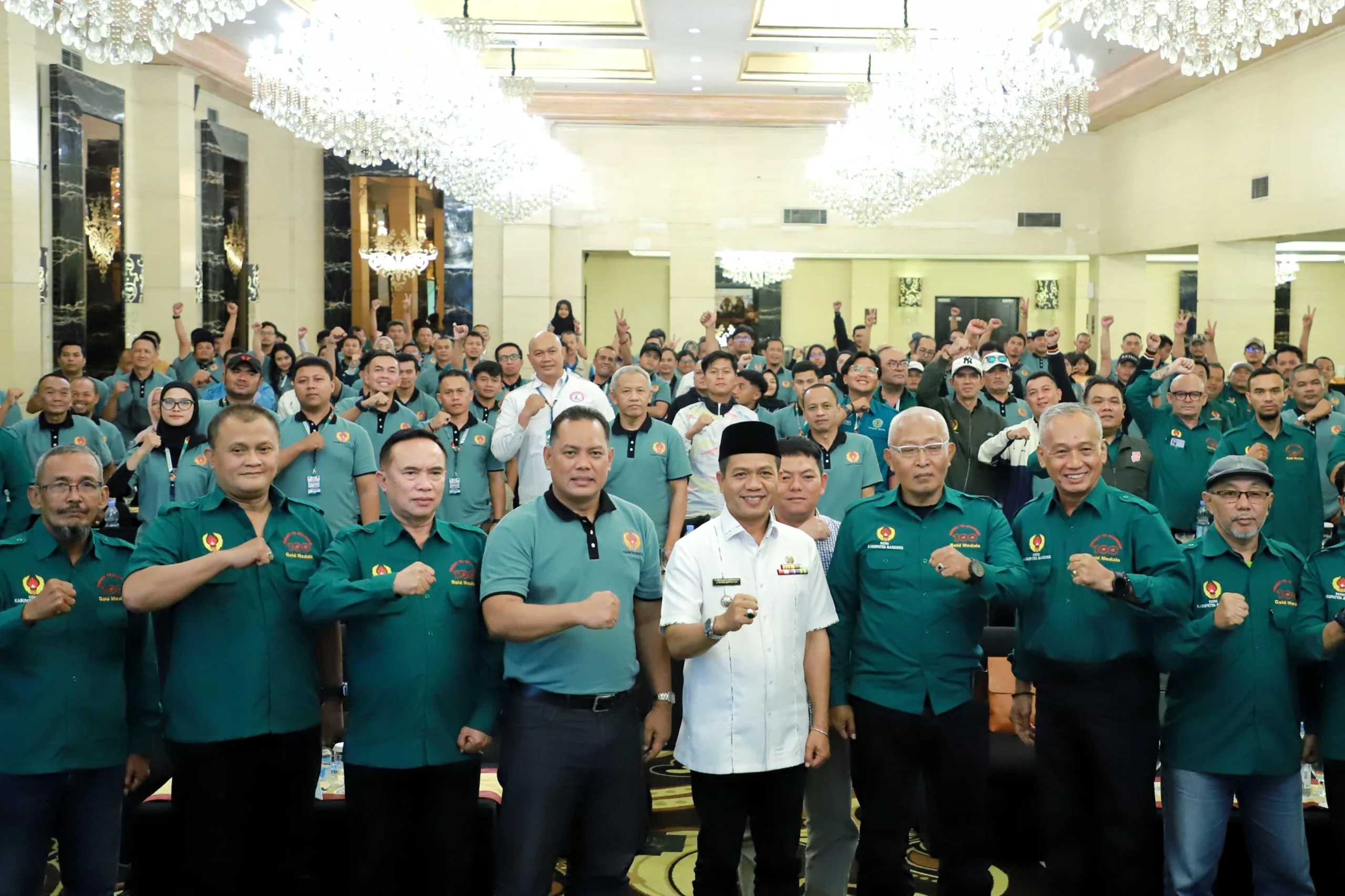 Bupati Bandung Dadang Supriatna berfoto bersama jajaran KONI Kabupaten Bandung beberapa waktu. Foto Istimewa