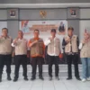 Kepala Pelaksana (Kalak) BPBD Kabupaten Sumedang, Atang Sutarno (tengah) saat foto bersama Forkopimcam Cimanggung usai paparkan mitigasi bencana. (Yanuar/Jabar Ekspres)