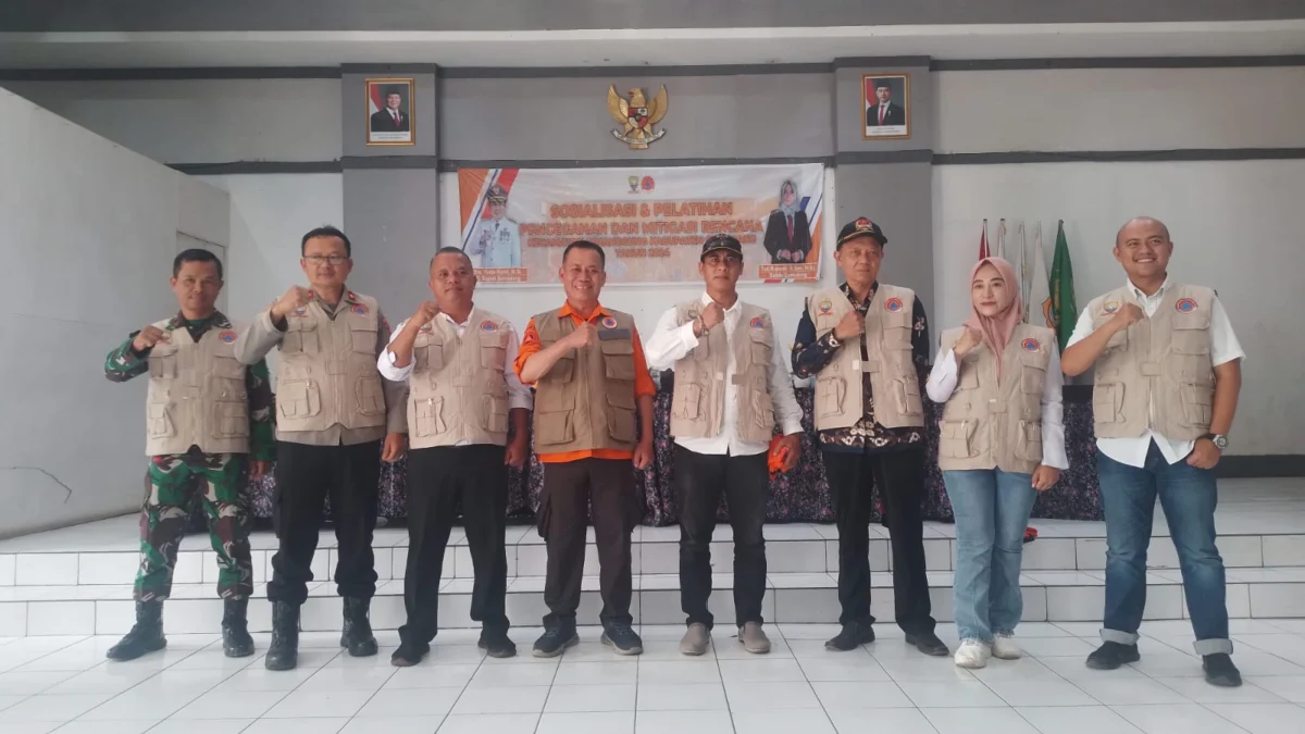 Kepala Pelaksana (Kalak) BPBD Kabupaten Sumedang, Atang Sutarno (tengah) saat foto bersama Forkopimcam Cimanggung usai paparkan mitigasi bencana. (Yanuar/Jabar Ekspres)