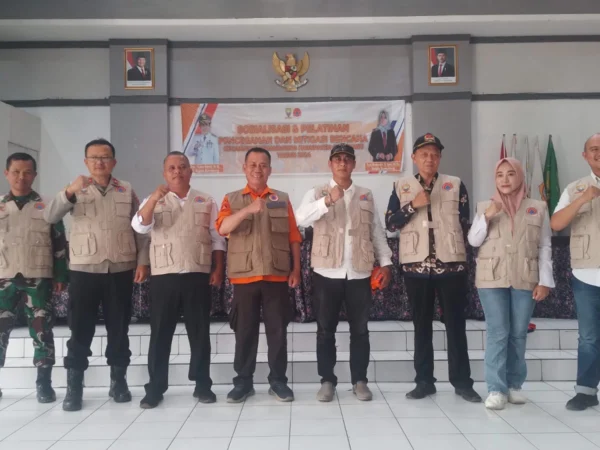 Kepala Pelaksana (Kalak) BPBD Kabupaten Sumedang, Atang Sutarno (tengah) saat foto bersama Forkopimcam Cimanggung usai paparkan mitigasi bencana. (Yanuar/Jabar Ekspres)