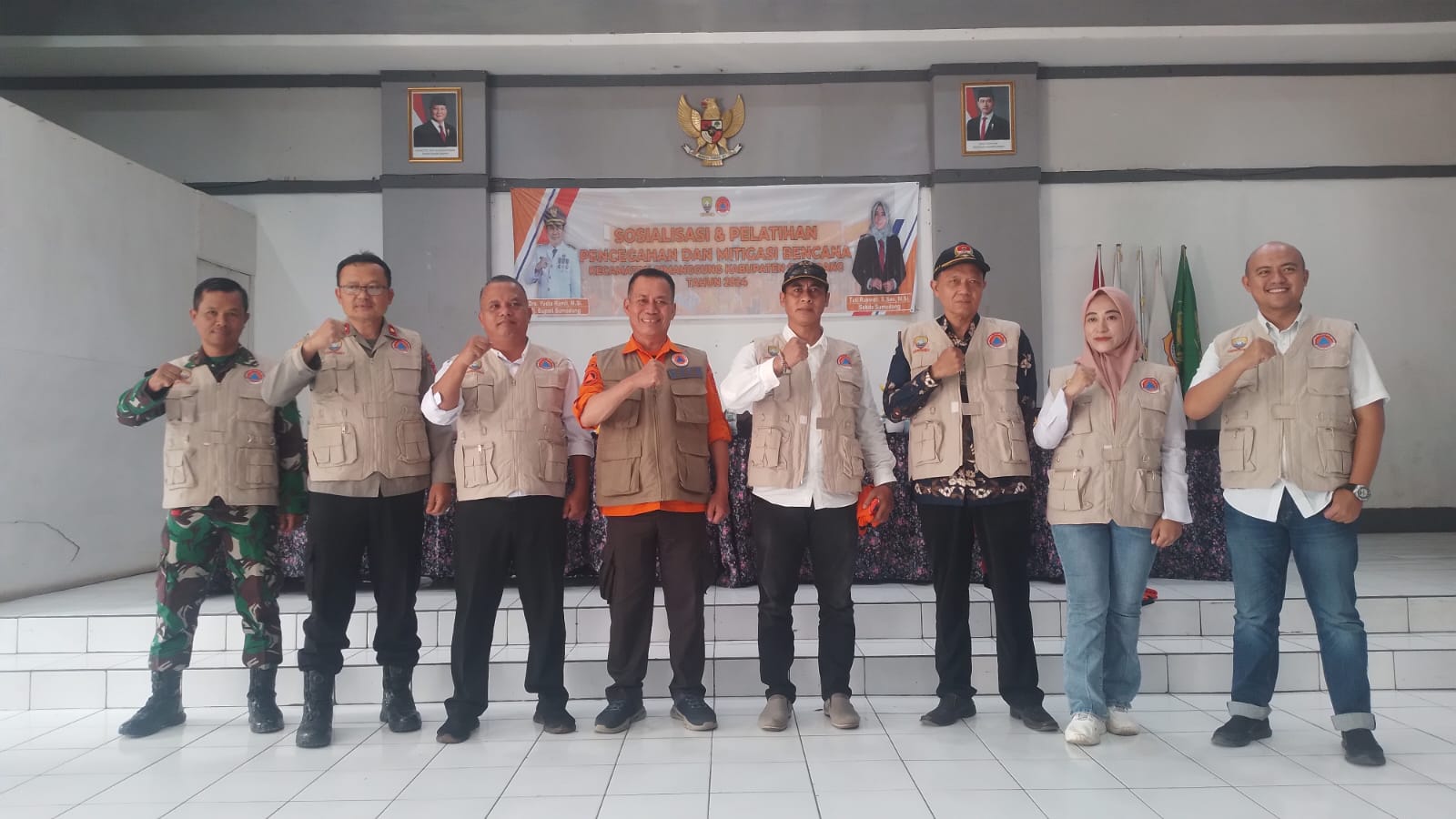 Kepala Pelaksana (Kalak) BPBD Kabupaten Sumedang, Atang Sutarno (tengah) saat foto bersama Forkopimcam Cimanggung usai paparkan mitigasi bencana. (Yanuar/Jabar Ekspres)