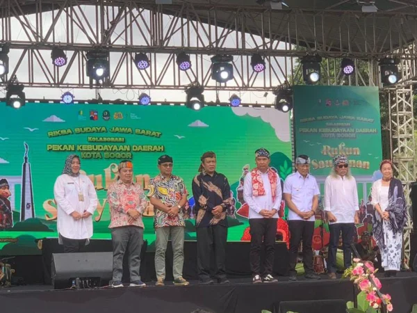 Pj Gubernur Jawa Barat, Bey Machmudin dan Pj Wali Kota Bogor, Hery Antasari bersama jajaran Disparbud dalam acara Helaran Riksa Budaya di Alun-alun Kota Bogor, Rabu (11/12). (Yudha Prananda / Jabar Ekspres)