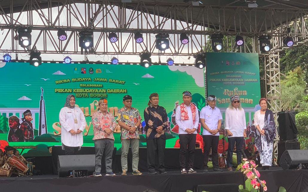 Pj Gubernur Jawa Barat, Bey Machmudin dan Pj Wali Kota Bogor, Hery Antasari bersama jajaran Disparbud dalam acara Helaran Riksa Budaya di Alun-alun Kota Bogor, Rabu (11/12). (Yudha Prananda / Jabar Ekspres)