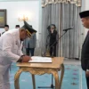 Soni Harison saat dilantik menjadi Penjabat (Pj) Wali Kota Banjar oleh Pj Gubernur Jawa Barat, Bey Triadi Machmudin, di Gedung Pakuan, Bandung, Rabu (11/12/2024). (Cecep Herdi / Jabar Ekspres)