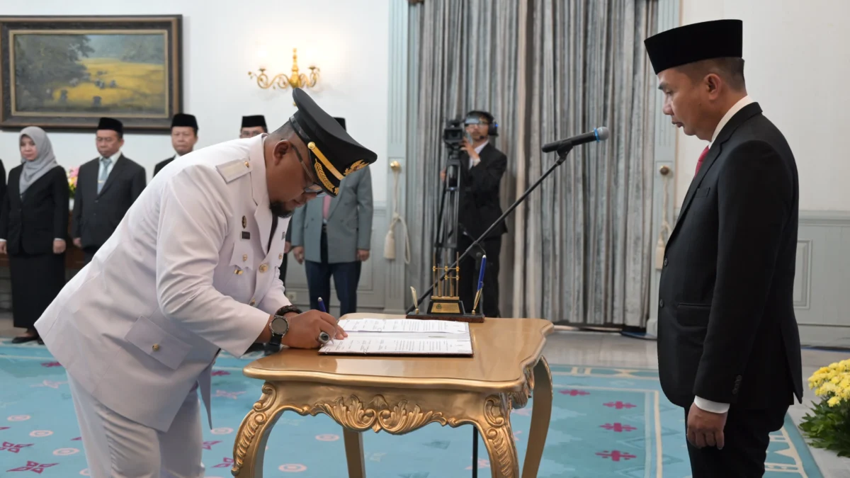 Soni Harison saat dilantik menjadi Penjabat (Pj) Wali Kota Banjar oleh Pj Gubernur Jawa Barat, Bey Triadi Machmudin, di Gedung Pakuan, Bandung, Rabu (11/12/2024). (Cecep Herdi / Jabar Ekspres)