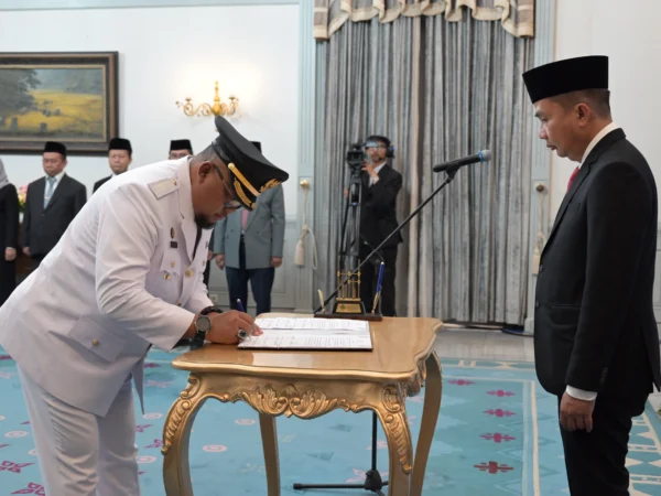 Soni Harison saat dilantik menjadi Penjabat (Pj) Wali Kota Banjar oleh Pj Gubernur Jawa Barat, Bey Triadi Machmudin, di Gedung Pakuan, Bandung, Rabu (11/12/2024). (Cecep Herdi / Jabar Ekspres)