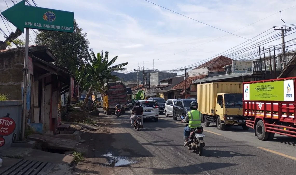 Uji Coba Rekayasa Jalan di Kawasan Perkotaan Padalarang Dikeluhkan, Justru Bikin Macet Panjang