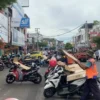 Juru parkir di Jalan Letjen Soewarto Kota Banjar, Jawa Barat. (Cecep Herdi/Jabar Ekspres)