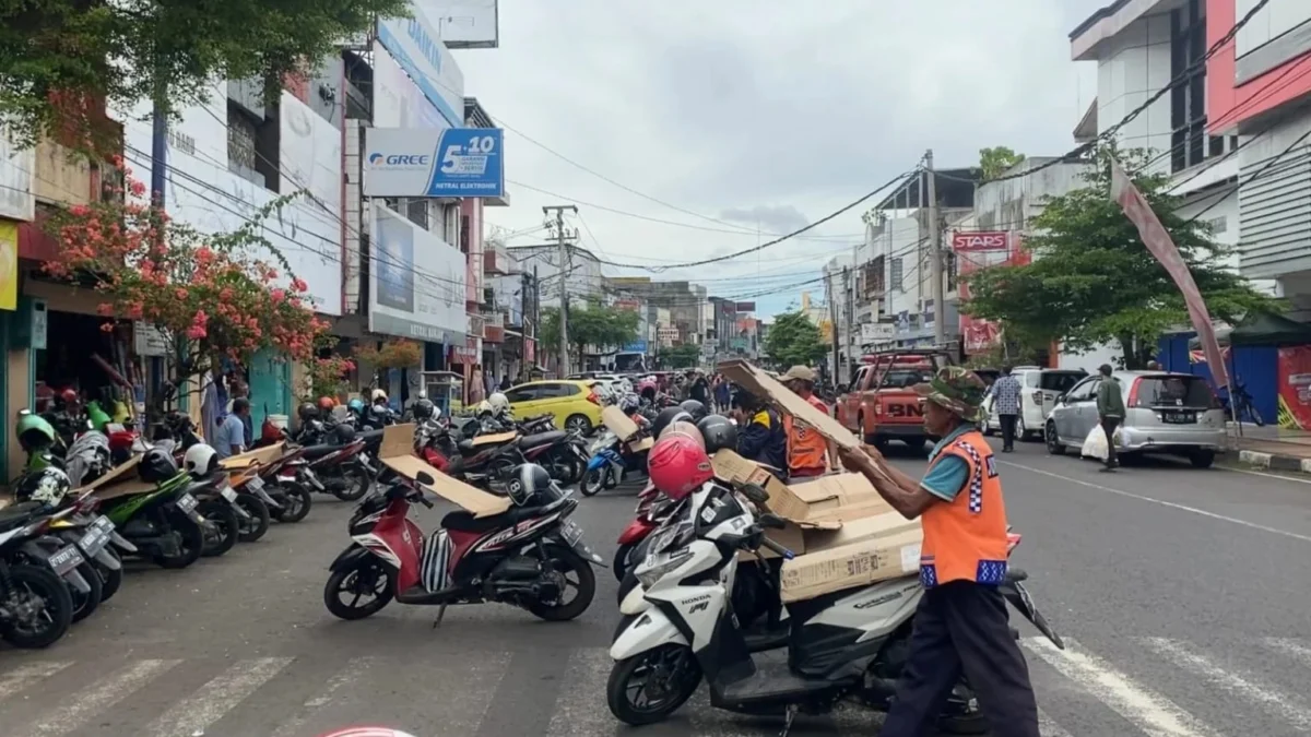 Juru parkir di Jalan Letjen Soewarto Kota Banjar, Jawa Barat. (Cecep Herdi/Jabar Ekspres)