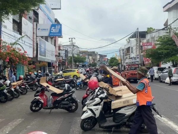 Juru parkir di Jalan Letjen Soewarto Kota Banjar, Jawa Barat. (Cecep Herdi/Jabar Ekspres)