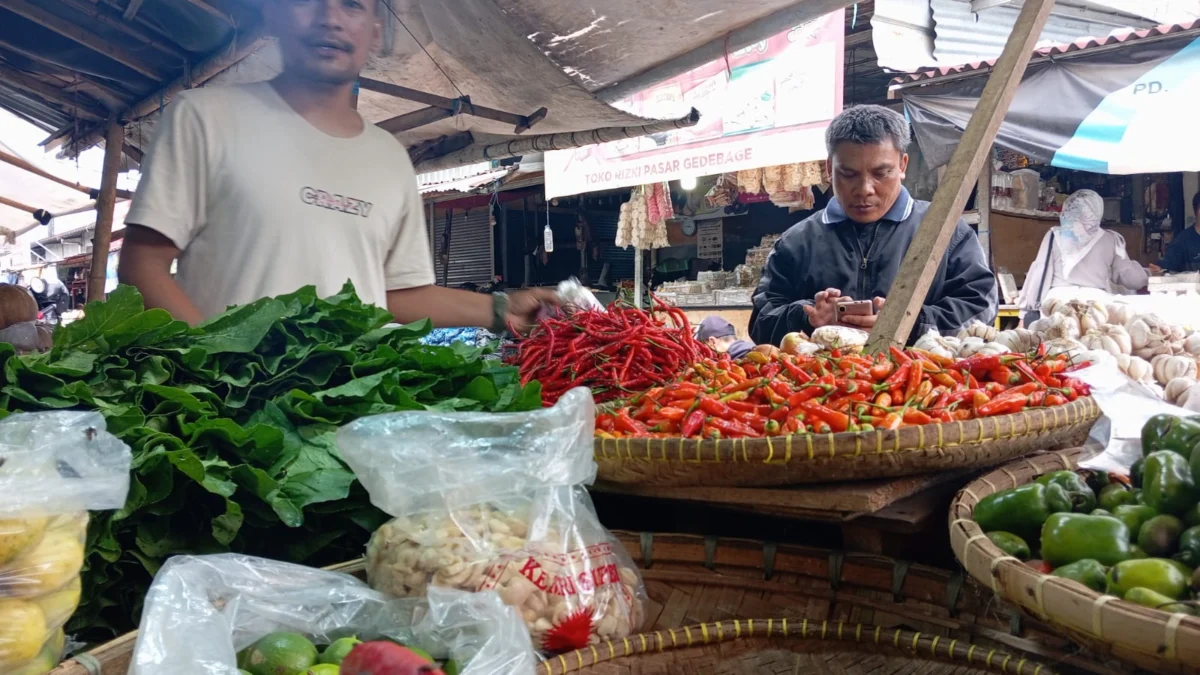 Seorang pedagang sayuran di Pasar Induk Gedebage, Kota Bandung saat melayani pelanggan, beberapa waktu lalu. (Nizar/Jabar Ekspres)