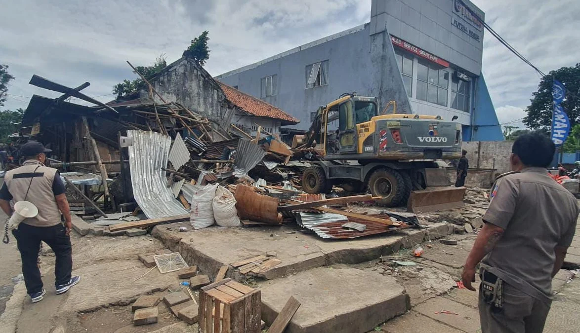 Ilustrasi: Satpol PP Kota Bogor saat melakukan proses pembongkaran puluhan kios tak berizin di kawasan Jalan Merdeka, Kecamatan Bogor Tengah, Kamis (12/12). (Yudha Prananda / Jabar Ekspres)