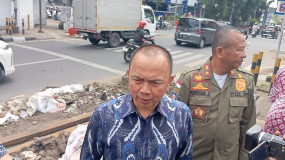 Penjabat (Pj) Wali Kota Bandung, A. Koswara Hanafi saat meninjau sejumlah lokasi proyek galian di Kota Bandung, pada Jumat (13/12). (Nizar/Jabar Ekspres)