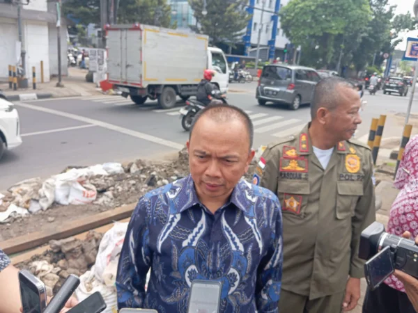 Penjabat (Pj) Wali Kota Bandung, A. Koswara Hanafi saat meninjau sejumlah lokasi proyek galian di Kota Bandung, pada Jumat (13/12). (Nizar/Jabar Ekspres)