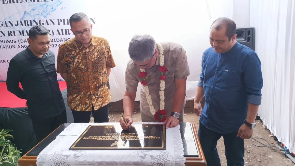 Pj Wali Kota Cimahi, Dicky Saromi saat Meresmikan 500 Sambungan Air Bersih di Kelurahan Cibeureum, Kota Cimahi. (Mong / Jabar Ekspres)