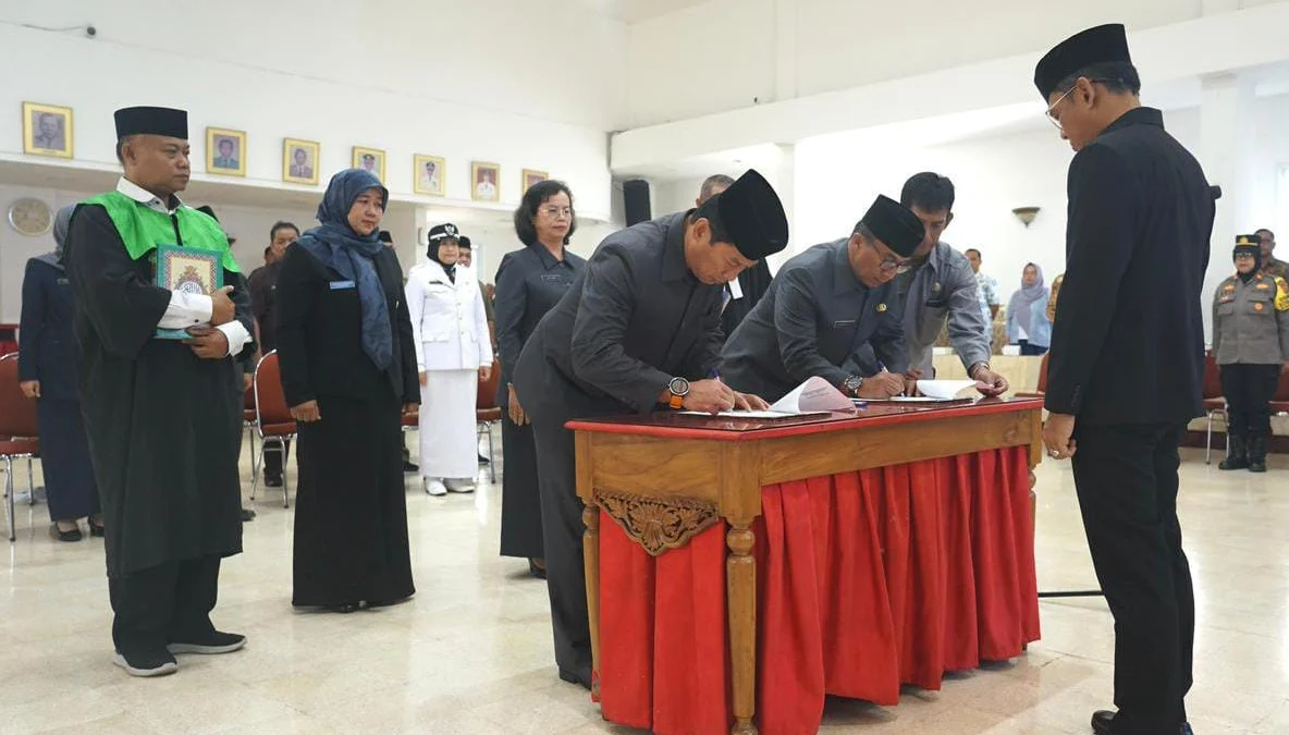 Pj Wali Kota Bogor, Hery Antasari saat melantik 19 pejabat di lingkungan Pemkot Bogor, Jumat (13/12). (Yudha Prananda / Jabar Ekspres)