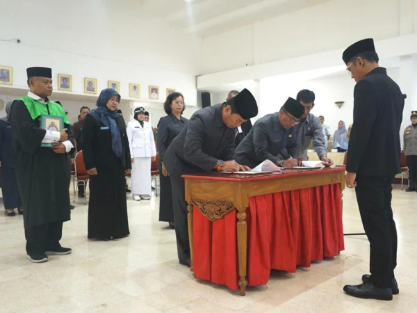 Pj Wali Kota Bogor, Hery Antasari saat melantik 19 pejabat di lingkungan Pemkot Bogor, Jumat (13/12). (Yudha Prananda / Jabar Ekspres)