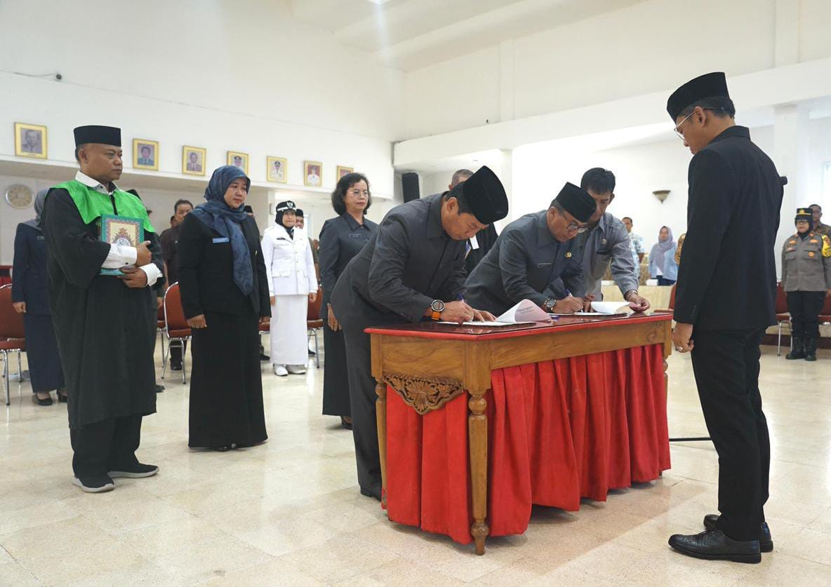 Pj Wali Kota Bogor, Hery Antasari saat melantik 19 pejabat di lingkungan Pemkot Bogor, Jumat (13/12). (Yudha Prananda / Jabar Ekspres)